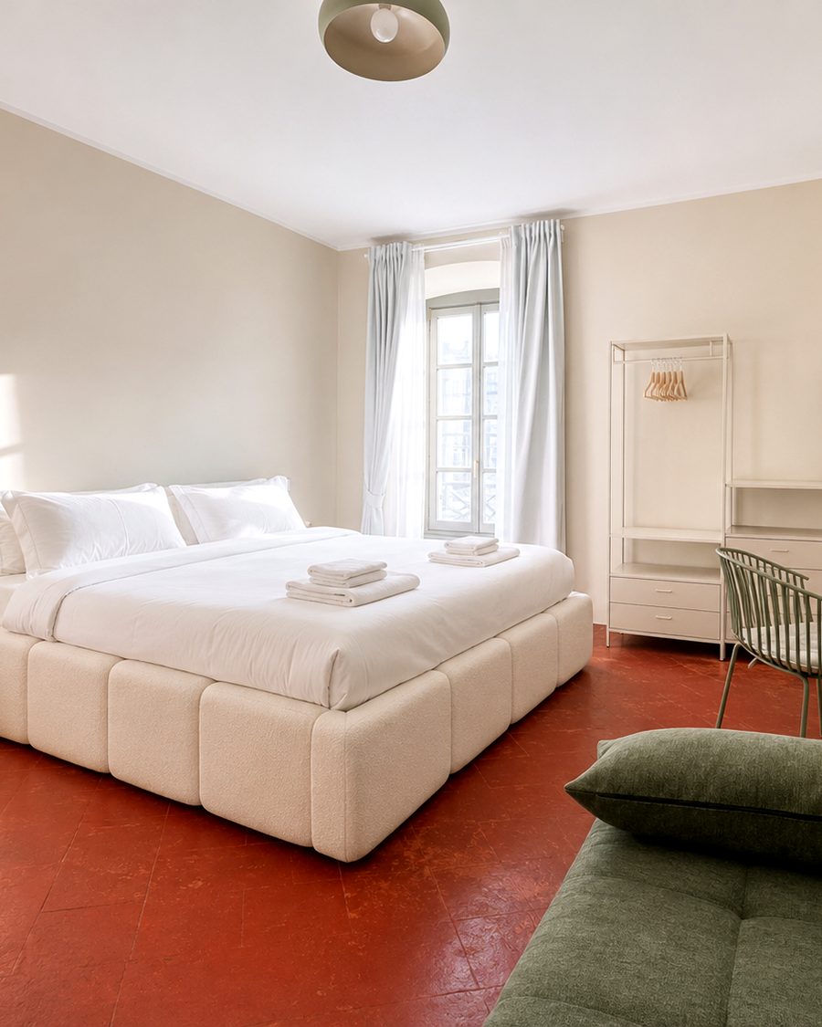 Borgo Suites, camera con pavimento in cotto e divano verde